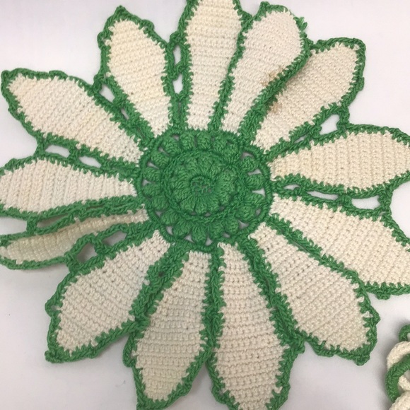 Vintage doilies Green trimmed cream or ecru off white Handmade set crochet - Picture 2 of 7
